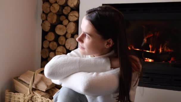 Yaşlardaki Beyaz Kadın Portresi Şöminenin Yanında Rahat Bir Zeminde Oturuyor — Stok video