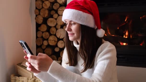 Akıllı Telefonlu Sosyal Medya Uygulaması Kullanarak Noel Şapkası Takan Sevimli — Stok video