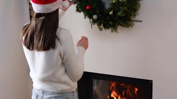 Primo Piano Bella Giovane Donna Caucasica Carina Cappello Babbo Natale — Video Stock