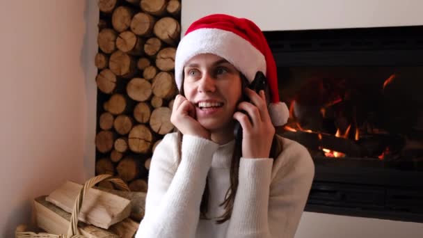 Счастливая Веселая Рождественская Девочка Шапке Санта Клауса Взволнована Хорошими Новостями — стоковое видео