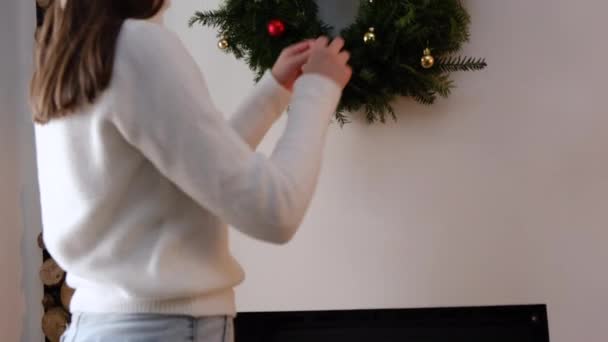 Achteraanzicht Van Jonge Vrouw Met Witte Trui Kerstman Rode Hoed — Stockvideo