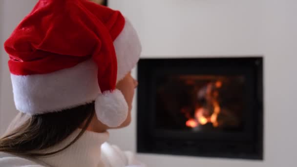 Selectieve Focus Van Jonge Blanke Vrouw Kerstmis Rode Hoed Rusten — Stockvideo