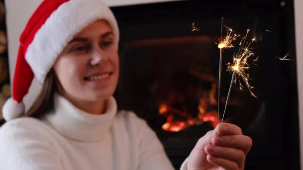 Selektiver Schwerpunkt Der Lachenden Festlichen Jungen Frau Mit Weihnachtsmann Rotem — Stockvideo