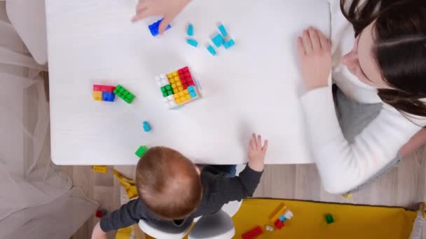 Selektiver Fokus Der Jungen Mutter Mit Baby Mädchen Spielen Plastikblöcke — Stockvideo