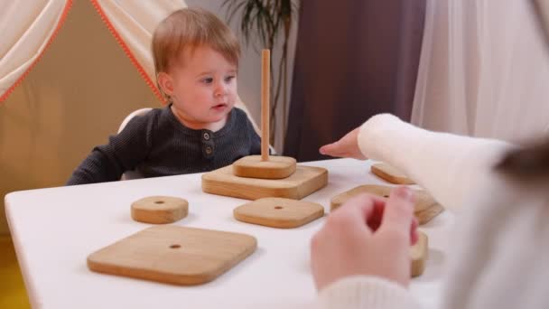 Vue Latérale Jeune Mère Jolie Petite Fille Ludique Asseoir Table — Video