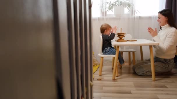 Jonge Moeder Helpt Baby Dochter Bouwen Met Houten Blokken Schattige — Stockvideo