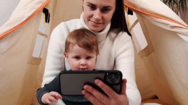 Adicta Concepto Tecnología Moderna Cerca Feliz Mamá Linda Hija Bebé — Vídeo de stock