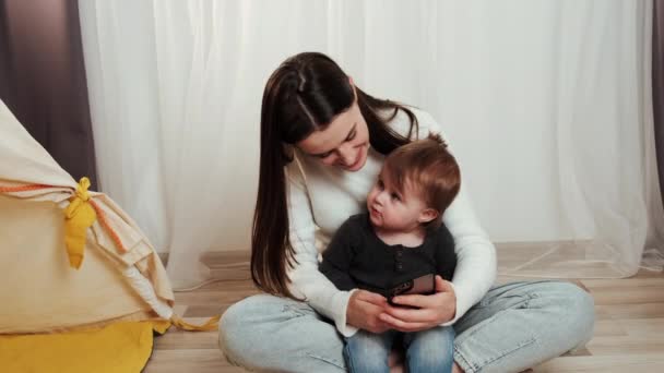 Szczęśliwa Młoda Matka Słodkie Dziecko Dziewczynka Wideo Czat Pomocą Smartfona — Wideo stockowe