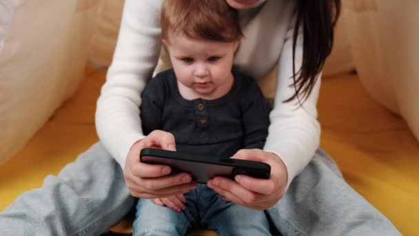 Oyuncu Bir Anne Tatlı Bir Kızın Akıllı Telefonuyla Oynaması Evdeki — Stok video