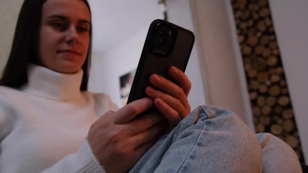 Selektivt Fokus För Ung Kvinna Sitter Soffan Tittar Smartphone Surfa — Stockvideo