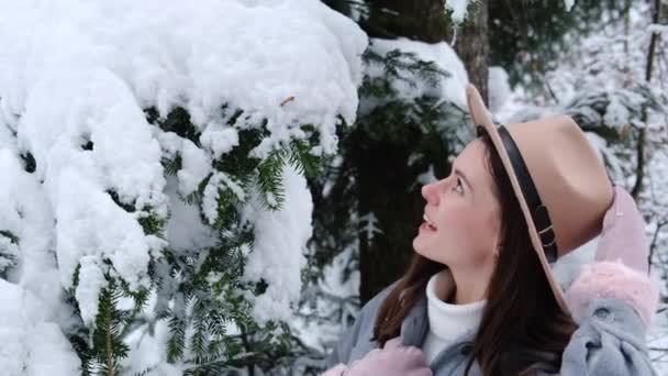 Leuke Glimlachende Duizendjarige Dame Comfortabele Warme Jas Bruine Hoed Genieten — Stockvideo