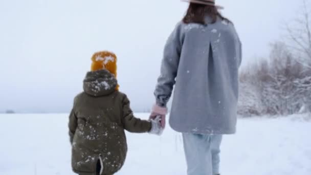 Foco Seletivo Criança Filha Pequena Caminha Com Mãe Jovem Carinhosa — Vídeo de Stock