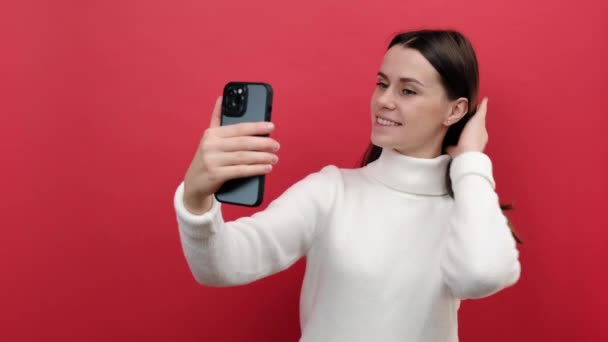 Güzel Beyaz Kadın Elinde Akıllı Telefonla Kameraya Poz Veriyor Sosyal — Stok video