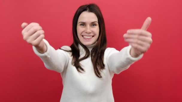 Χαρούμενη Χαμογελαστή Νεαρή Γυναίκα 20S Δίνοντας Δωρεάν Αγκαλιές Απλωμένα Χέρια — Αρχείο Βίντεο