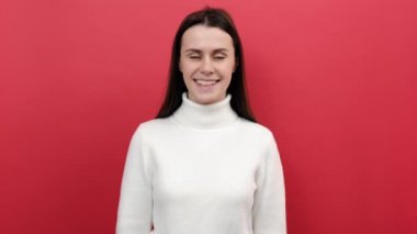 Mutlu ruh hali. Kendine güveni tam bir kadın kameraya bakıyor. Beyaz dişlerini sağlıklı bir gülümsemeyle gösteriyor. İnternetten hoş biriyle tanıştığında gülümseyen bir kadın.