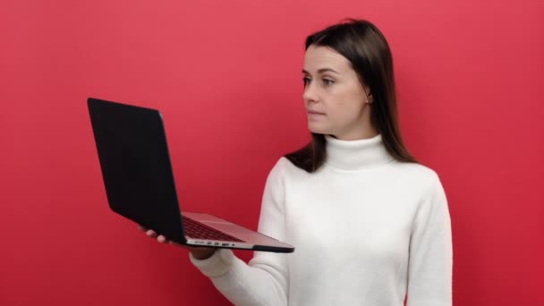 Mutlu Genç Emlakçı Kadının Portresi Elinde Kağıt Modeli Dizüstü Bilgisayarla — Stok video