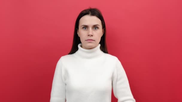 Portret Letniej Młodej Brunetki Wkłada Usta Ręki Patrzy Strachem Oczy — Wideo stockowe