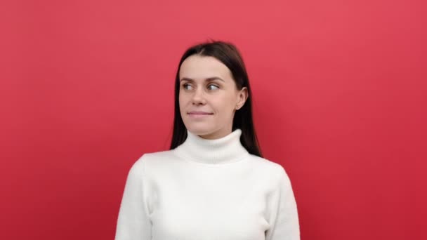 Portrét Pozitivní Mladé Brunetky Vstoje Zvedá Ruce Ukazuje Střešní Gesto — Stock video
