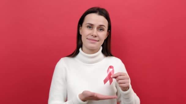 Potret Wanita Muda Yang Lucu Menunjukkan Pita Merah Muda Simbol — Stok Video
