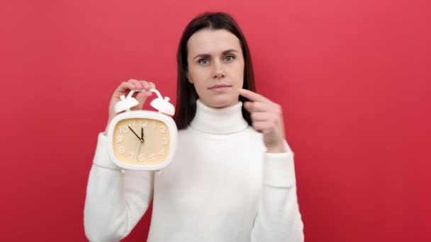 Retrato Chica Morena Joven Estricta Años Apuntando Reloj Con Expresión — Vídeos de Stock