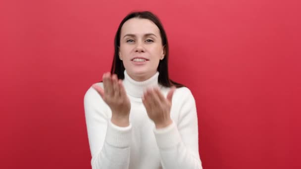 Portret Uroczej Młodej Białej Kobiety Wysyłającej Pocałunek Powietrza Patrząc Kamerę — Wideo stockowe
