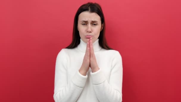 Portret Van Jonge Blanke Vrouw Die Armen Houdt Gebed Gebaar — Stockvideo