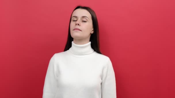 Portret Van Zelfverzekerde Jonge Brunette Vrouw Wijzende Vinger Zichzelf Opscheppen — Stockvideo