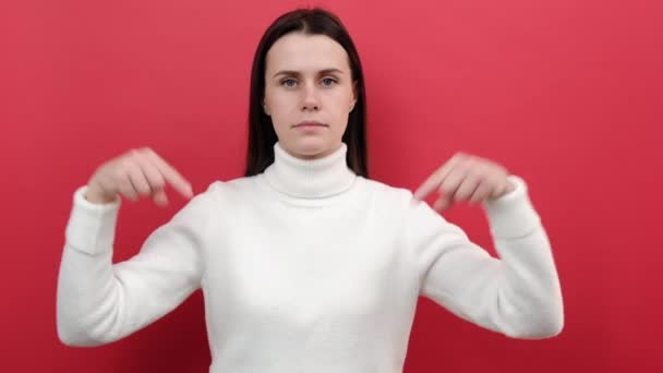 Retrato Mujer Joven Suéter Punto Apuntando Con Los Dedos Hacia — Vídeos de Stock