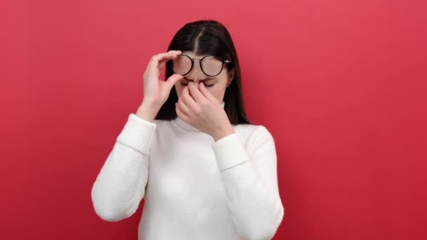 Portret Van Vermoeide Vermoeide Jonge Vrouw Neemt Bril Voelt Pijn — Stockvideo