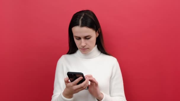 Retrato Una Joven Mujer Caucásica Años Escribiendo Teléfono Inteligente Con — Vídeos de Stock