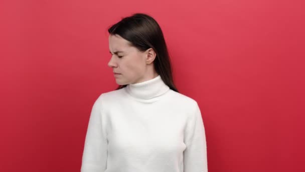 Mladá Běloška Žena 20S Zavřenýma Očima Uraženým Obličejem Ukazuje Výjezd — Stock video