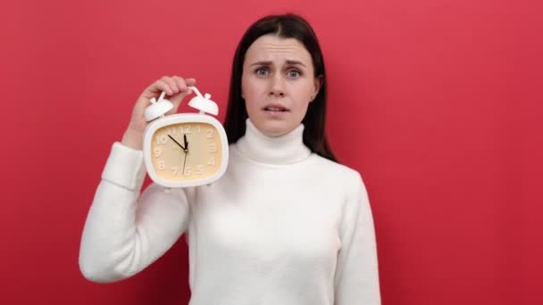 Portret Niecierpliwej Młodej Brunetki Stce Obgryzającej Paznokcie Trzymającej Zegar Dłoni — Wideo stockowe