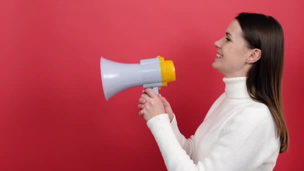 Side View Young Brunette Woman 20S Talking Megaphone Proclaiming News — Stock Video