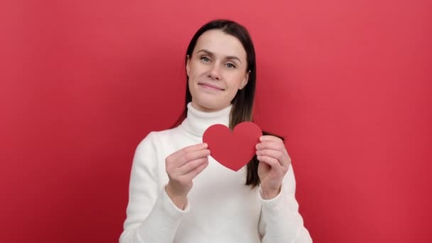 Portrét Šťastné Romantické Mladé Brunetky Žena 20S Drží Srdce Láska — Stock video