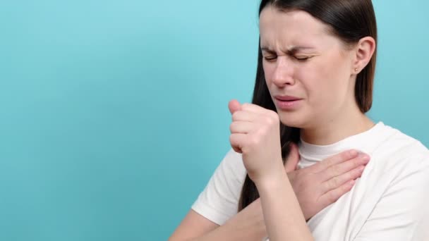 Хворі Молоді Жінки Мають Кашель Біль Горлі Ізольовані Синьому Фоні — стокове відео