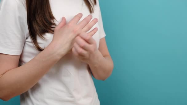 Close Van Jonge Vrouw Krabben Jeuk Aan Handen Roodheid Uitslag — Stockvideo