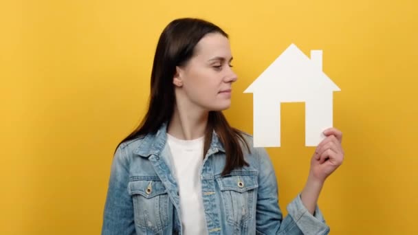 Mulher Branca Jovem Bonito Segurando Casa Papel Sorrindo Para Câmera — Vídeo de Stock