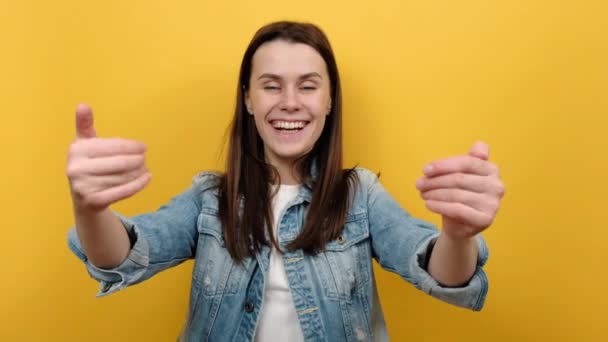 Feliz Sorridente Jovem Anos Dando Abraços Livres Com Mãos Estendidas — Vídeo de Stock