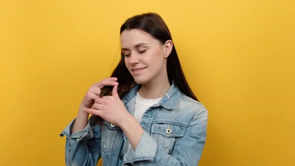 Retrato Bonito Atraente Jovem Mulher Olhando Espelho Admirando Pentear Cabelo — Vídeo de Stock