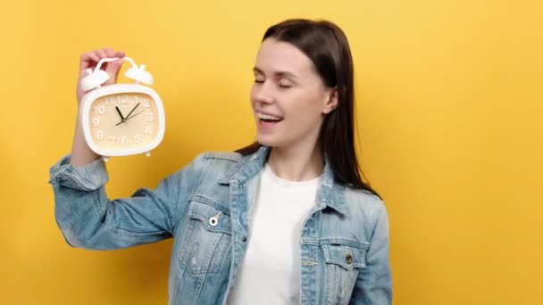 Retrato Joven Sonriente Veinteañera Sosteniendo Reloj Muestra Bíceps Hora Del — Vídeos de Stock