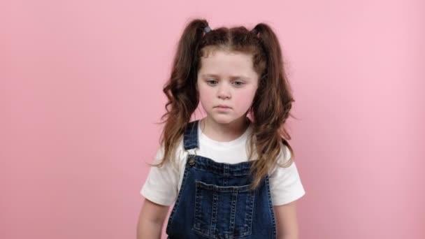 Porträt Eines Kleinen Mädchens Das Mit Den Fingern Nach Der — Stockvideo