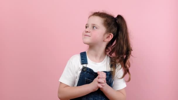 Πορτρέτο Του Χαριτωμένου Μικρού Κοριτσιού Που Σκέφτεται Σκέφτεται Σκεπτική Όμορφη — Αρχείο Βίντεο