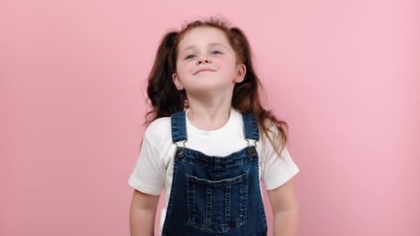 Portret Szczęśliwej Uczennicy Słodkiego Dziecka Głębokiego Oddechu Cieszyć Się Świeżym — Wideo stockowe