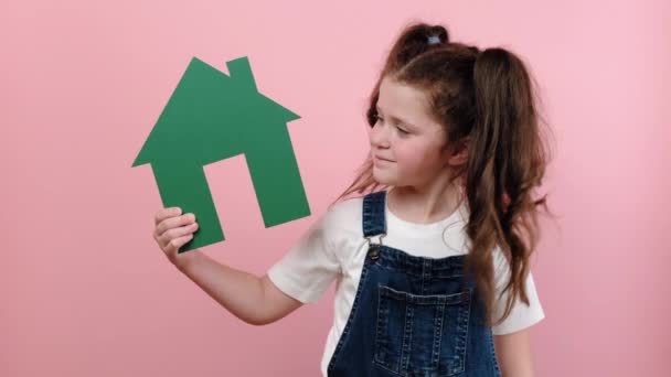 Retrato Sorrir Bonito Menino Menina Bonita Segurando Pequena Casa Feita — Vídeo de Stock