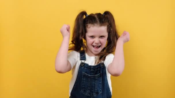 Porträt Eines Aufgeregten Lustigen Fröhlichen Kleinen Mädchens Das Die Fäuste — Stockvideo