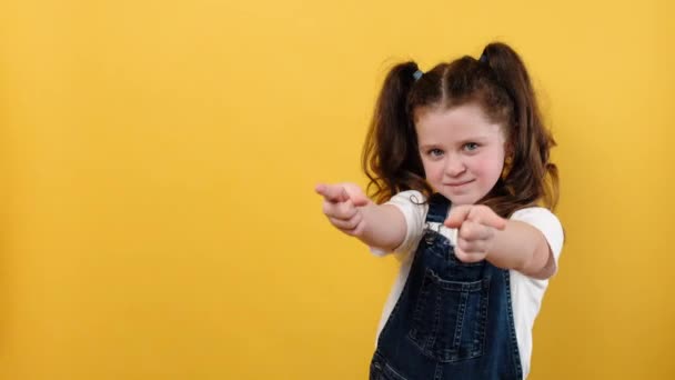 Πορτρέτο Του Χαμογελαστού Ελκυστική Μικρή Καυκάσιος Κορίτσι Δείχνουν Δάχτυλα Μια — Αρχείο Βίντεο