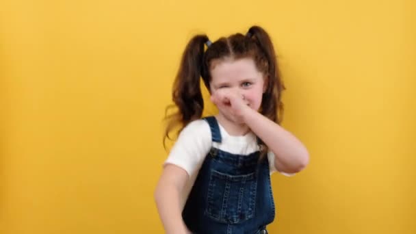 Retrato Alegre Bonito Engraçado Menina Criança Caucasiana Dançando Apertando Punhos — Vídeo de Stock