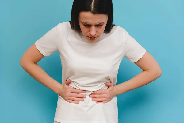 Giovane Donna Triste Sperimentando Mal Stomaco Isolato Parete Sfondo Blu — Foto Stock