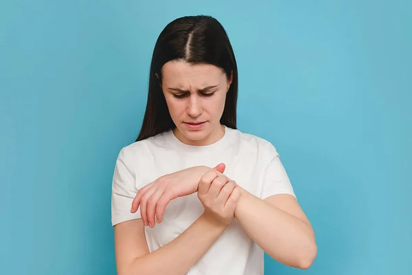 Mujer Joven Masajeando Mano Que Sufre Dolor Articular Aislado Pared — Foto de Stock