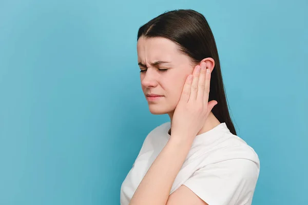 Close Van Verdrietige Jonge Duizendjarige Vrouw Met Pijnlijk Oor Plotseling — Stockfoto